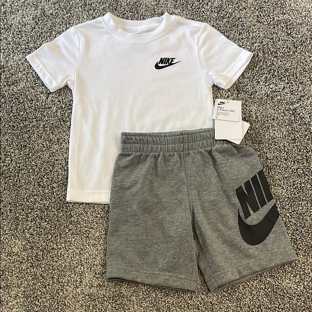 NEW! NIKE 2-PIECE SHORTS AND T-SHIRT SET. SIZE 4. BOYS.
